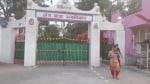 सांबा बाबा चामलियाल दरगाह के बाहर आती महिला श्रदालु
