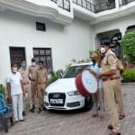 गाजीपुर: मुख्तार की बेनामी संपत्ति ऑडी कार की कुर्की की कार्रवाई करती पुलिस।
