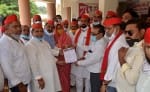 कलक्ट्रेट में एसीएम को ज्ञापन देते सपा जिलाध्यक्ष गिरीश यादव, मनोज यादव व अन्य।