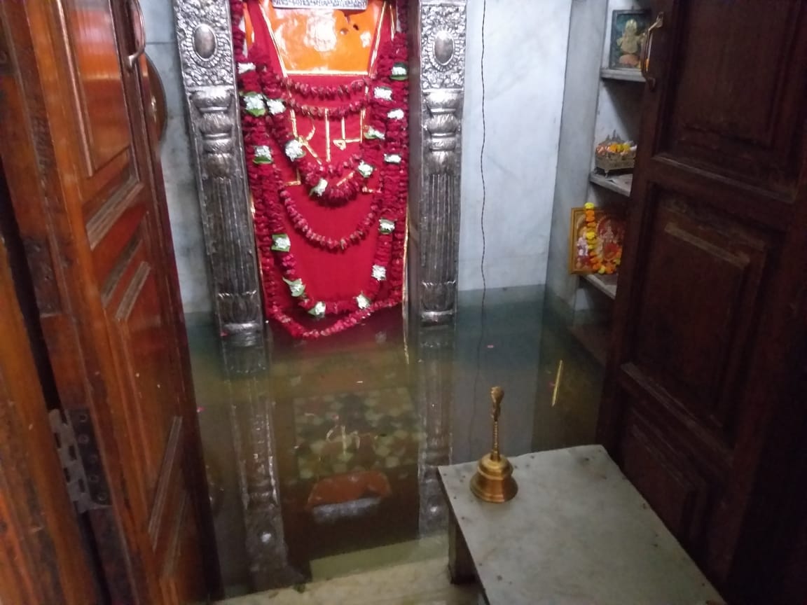 Sewer water entered in Bankati Hanuman temple at varanasi  anger among devotees worship interrupted