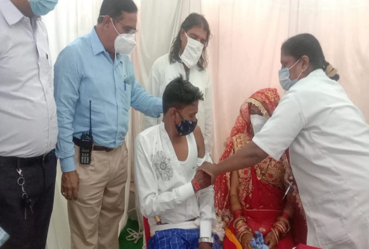 Madhya pradesh indore news a couple first took jab of corona vaccine and then pray to god