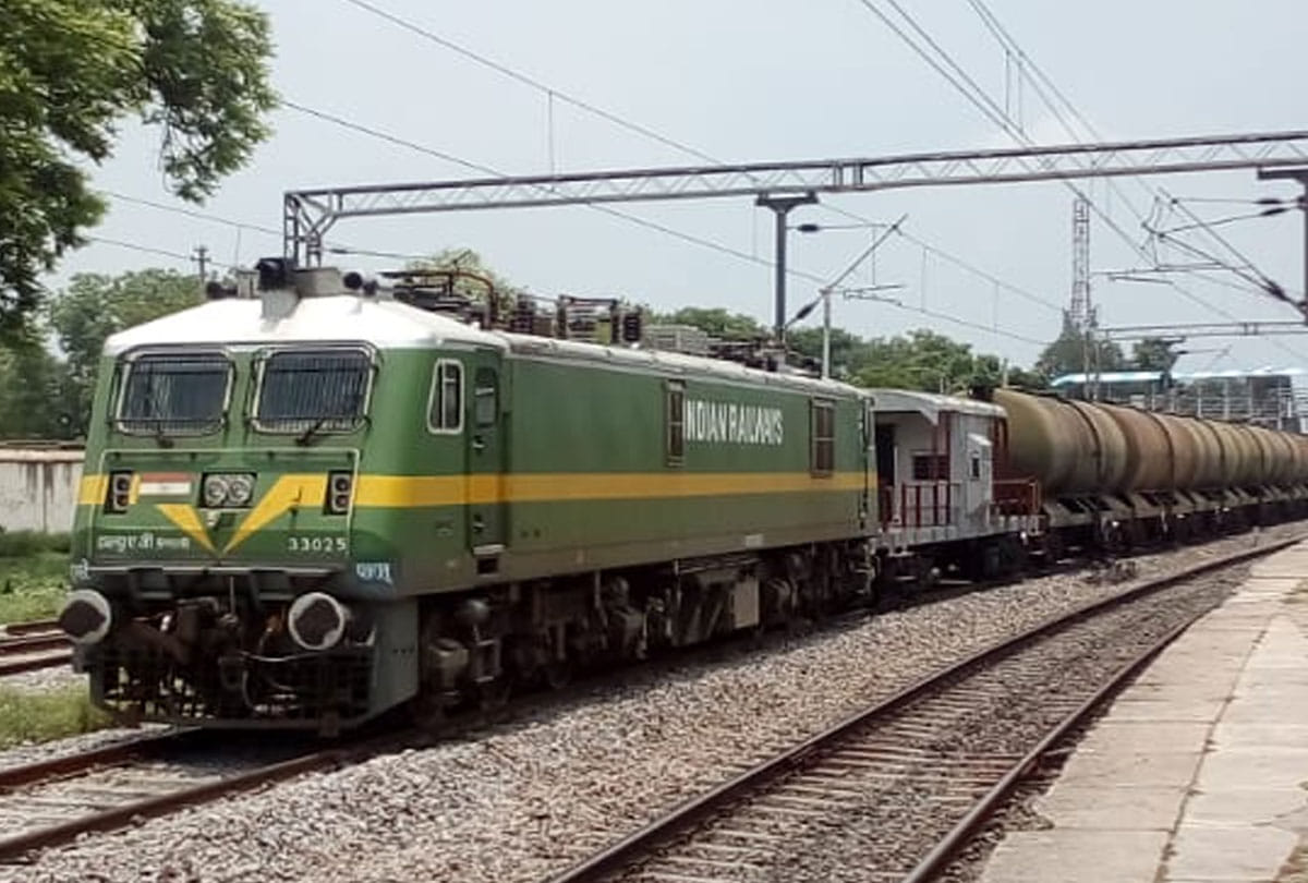 Etawah: freight train engine failed, down track disrupted, Delhi-Howrah track stalled for a quarter of an hour