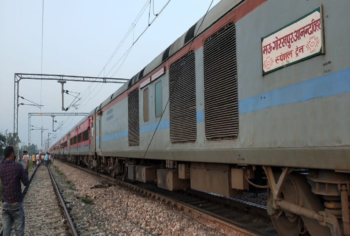 Mau Gorakhpur Anand Vihar special train saved from big accident