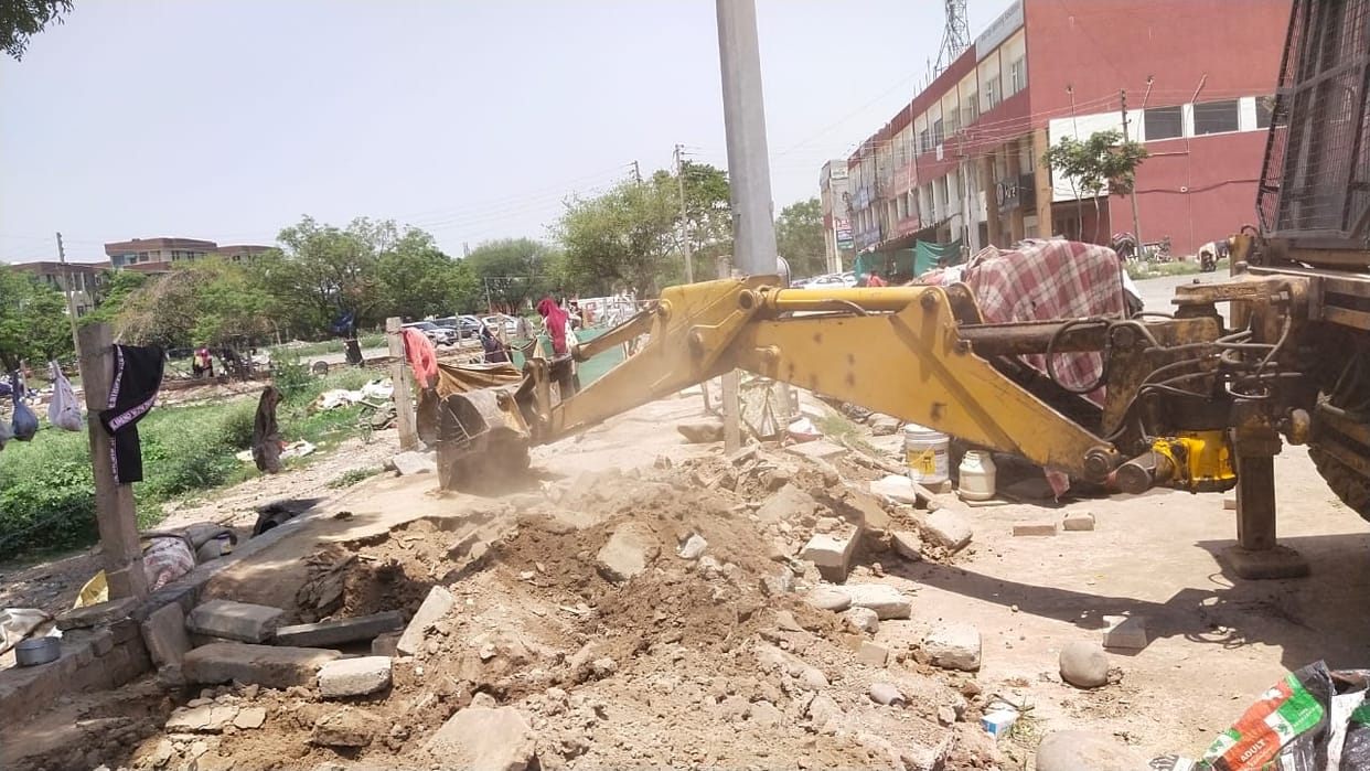 Action: Bulldozer of HSVP ran on 90 slums in Sector-14, after receiving complaint of encroachment, the department removed encroachment from government land for the third time from here