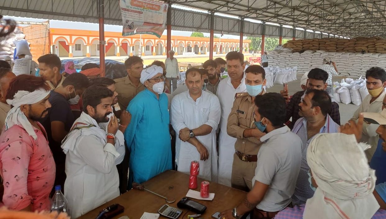 Protest in Harduaganj Mandi to extend the date of purchase