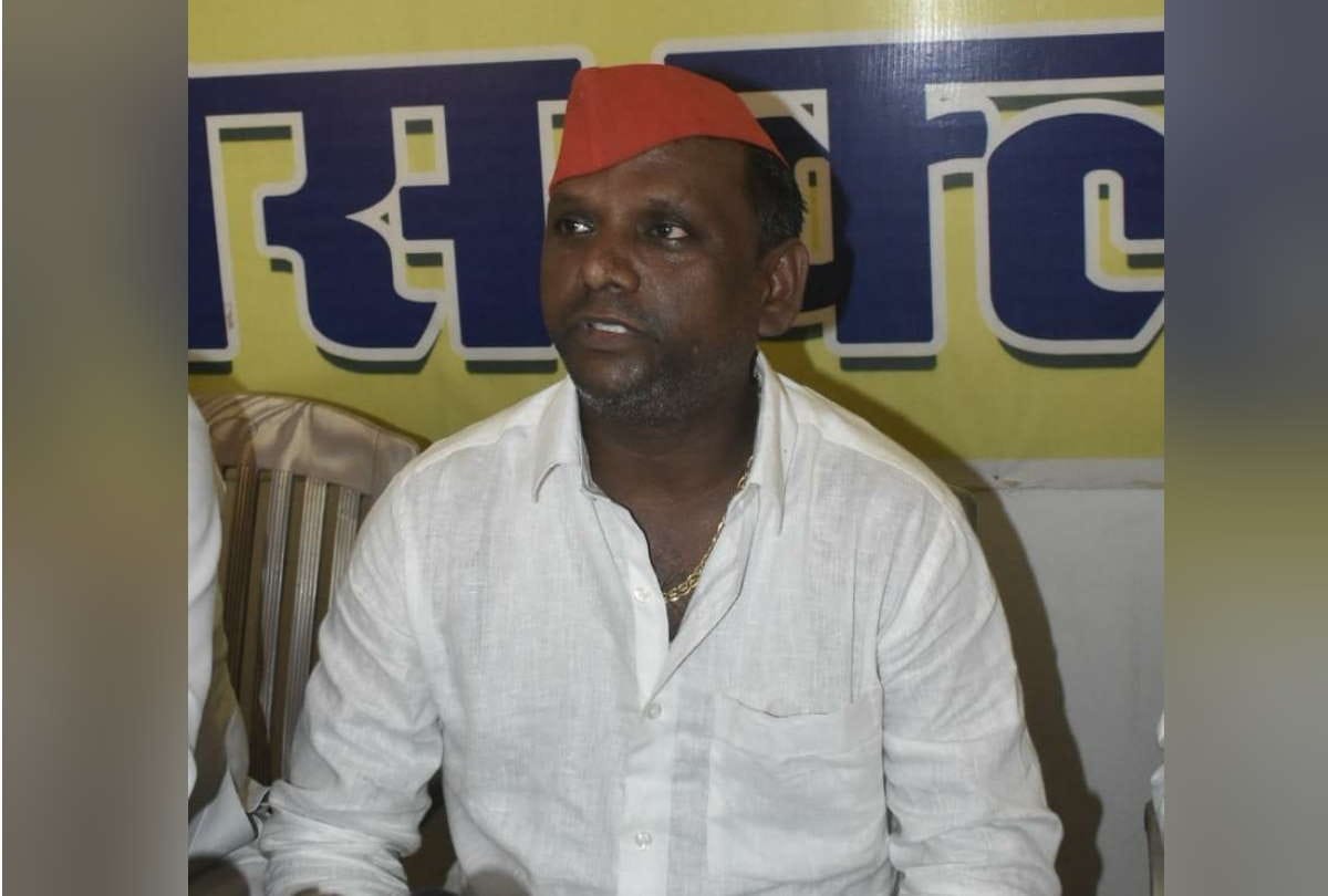 election of District Panchayat President three people including Alok Gupta of SP have taken pamphlets