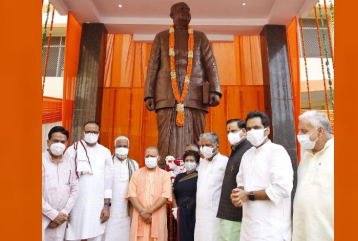 CM Yogi Adityanath pays tribute to dr shyama prasad mukherjee.