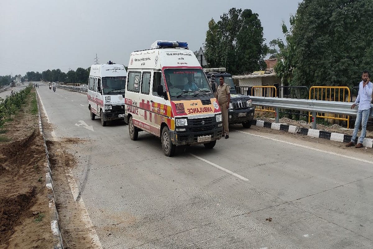 Four accused including woman arrested 20 cases of liquor recovered from amSmuggling-liquor-ambulance-arrested