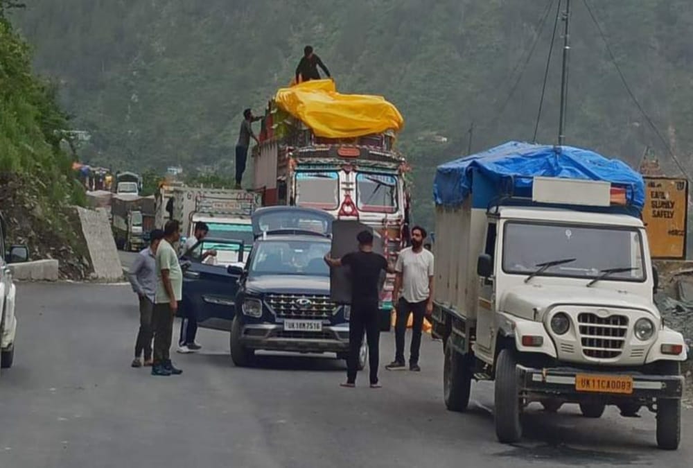 Uttarakhand News: Rishikesh Badrinath Highway Open after 27 hours and 200 vehicles stuck photos