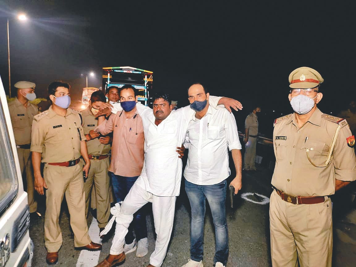 Encounter with gang stealing fuel from vehicles, gangster shot