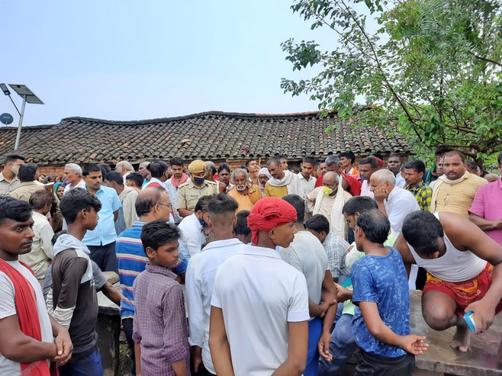 Two minor girl died and two were seriously injured due to lightning during rain in chandauli