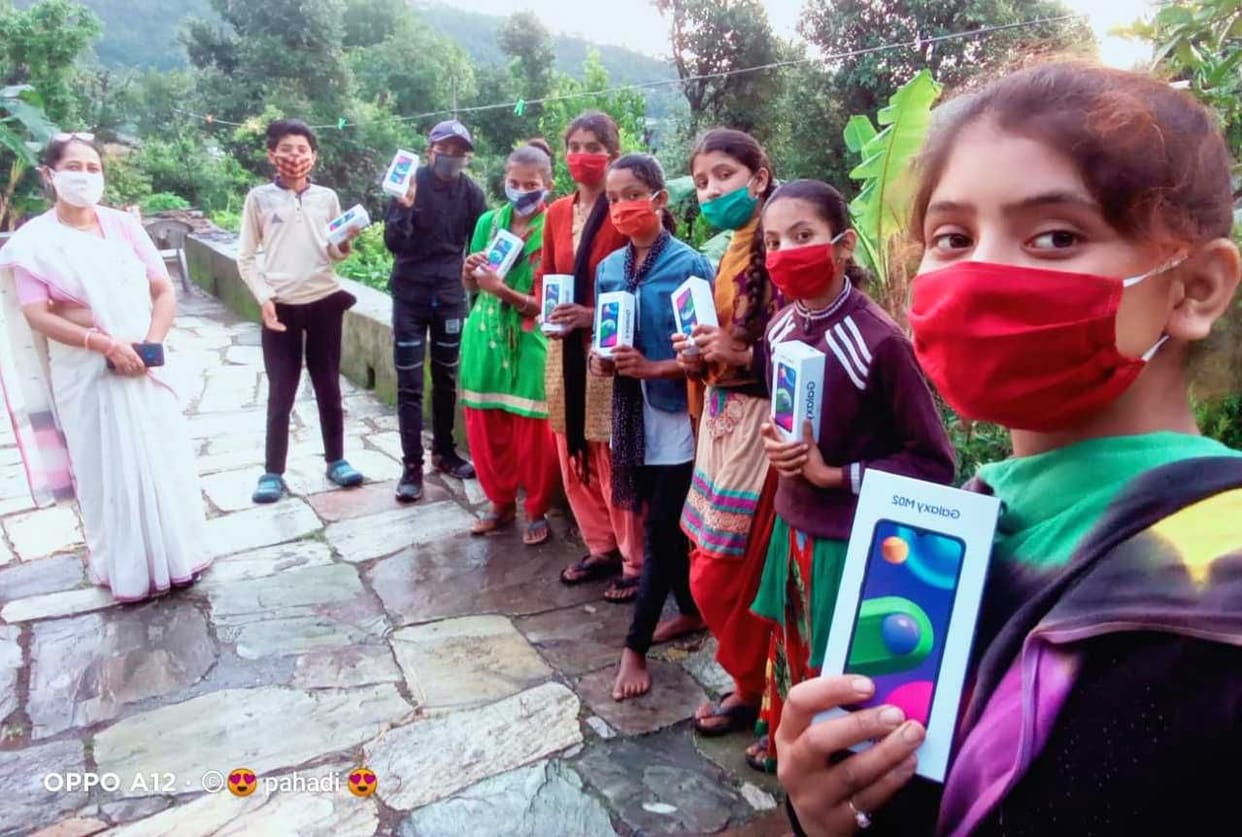 Teacher gave smartphones to 10 children who are unable to study online due to lack of phone