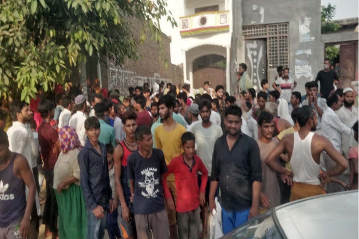 Administrative staff reached to demolish the house of District Panchayat member, fiercely opposed by villagers Baghpat