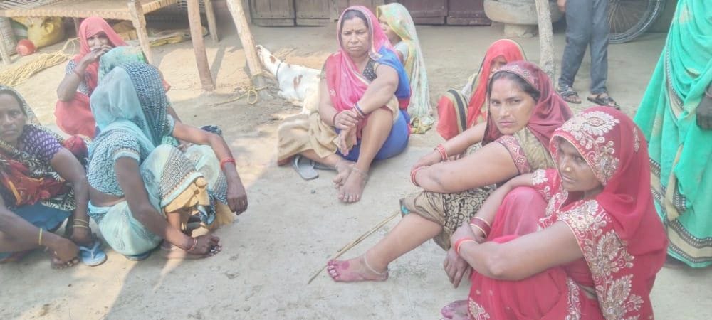 mahila kee maut, hatya ka aarop, pati ke mutaabik jahar khaane se huee maut