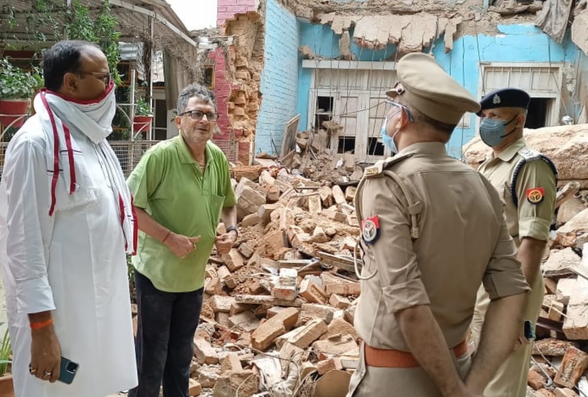 A weak building collapsed in river bank colony in Lucknow.