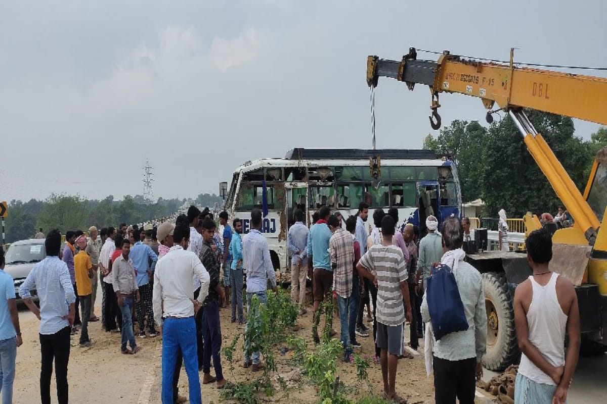 Private bus overturned after colliding with divider in Mirzapur passengers injured four in critical condition