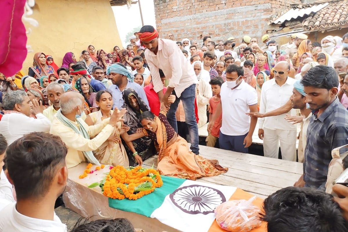 Chandauli: People gathered for the last glimpse of CISF jawan, mother and wife cried wrapped in coffin