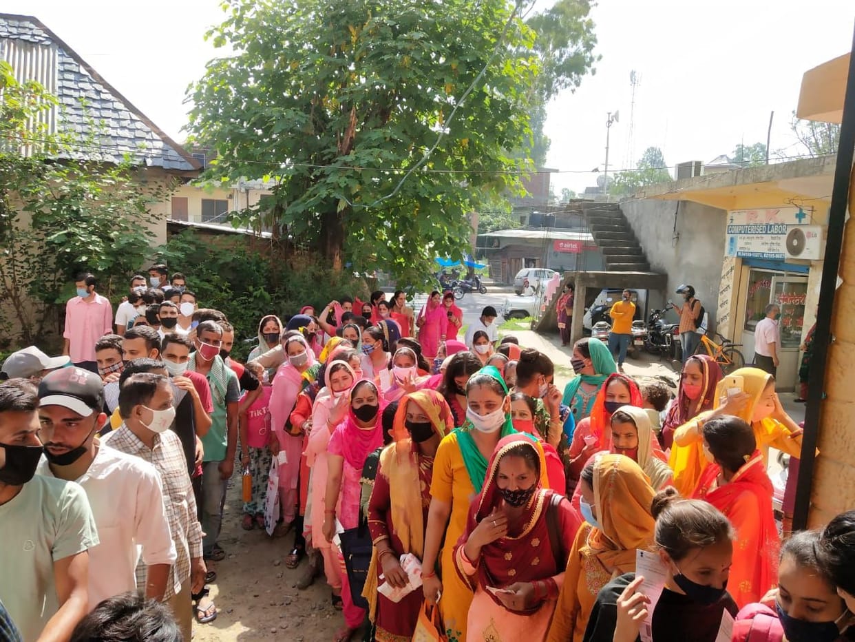 crowd in vaccination center.
