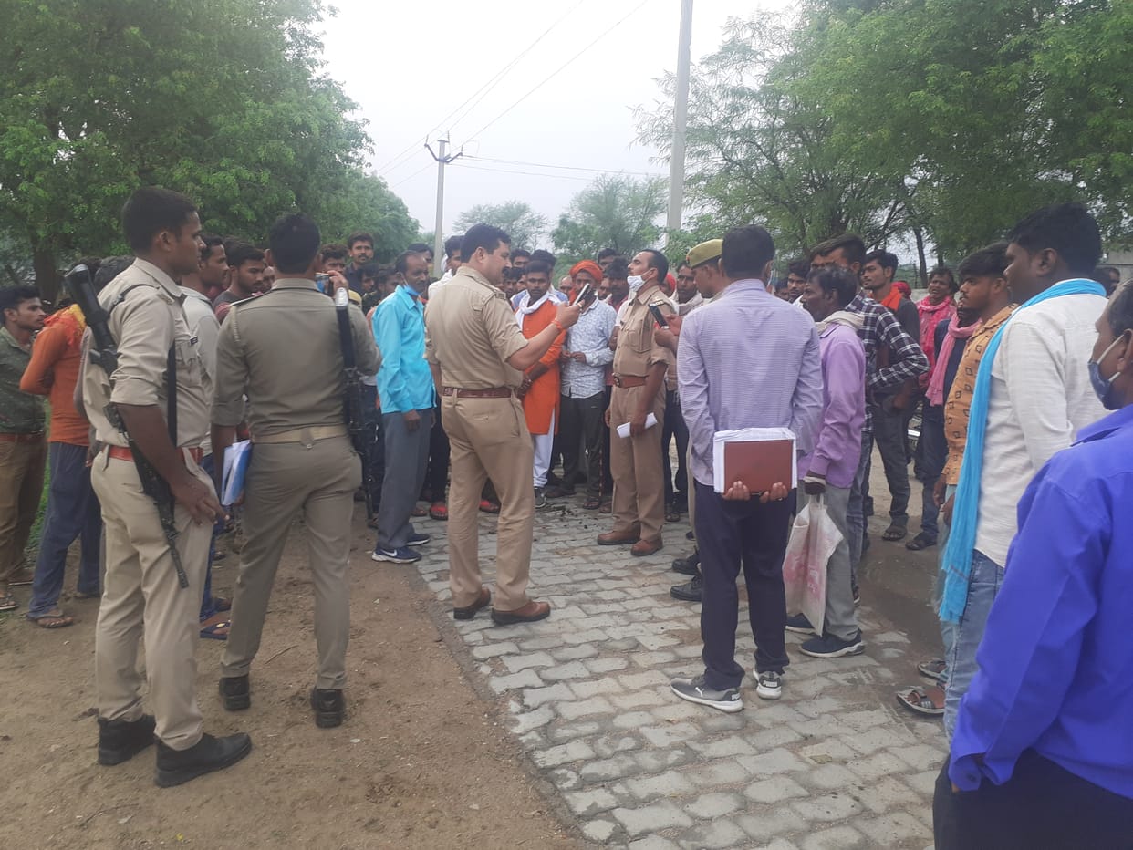 farmers gherao to arigation officers