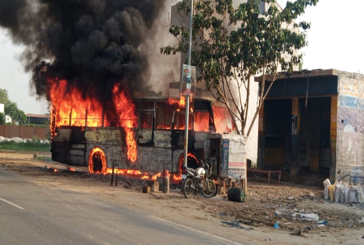 Bulandshahr gulawathi roadways contract bus catches fire driver burn