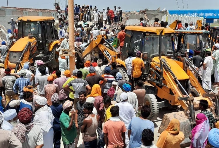 One Died as Three storey building of A Gurdwara Sahib collapsed in Bhuna of Haryana 