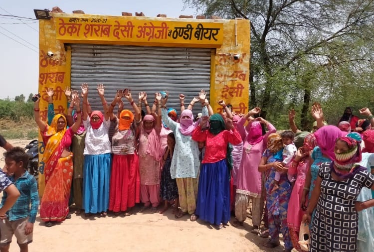 Women protest against Liquor shop in Hansi of Haryana