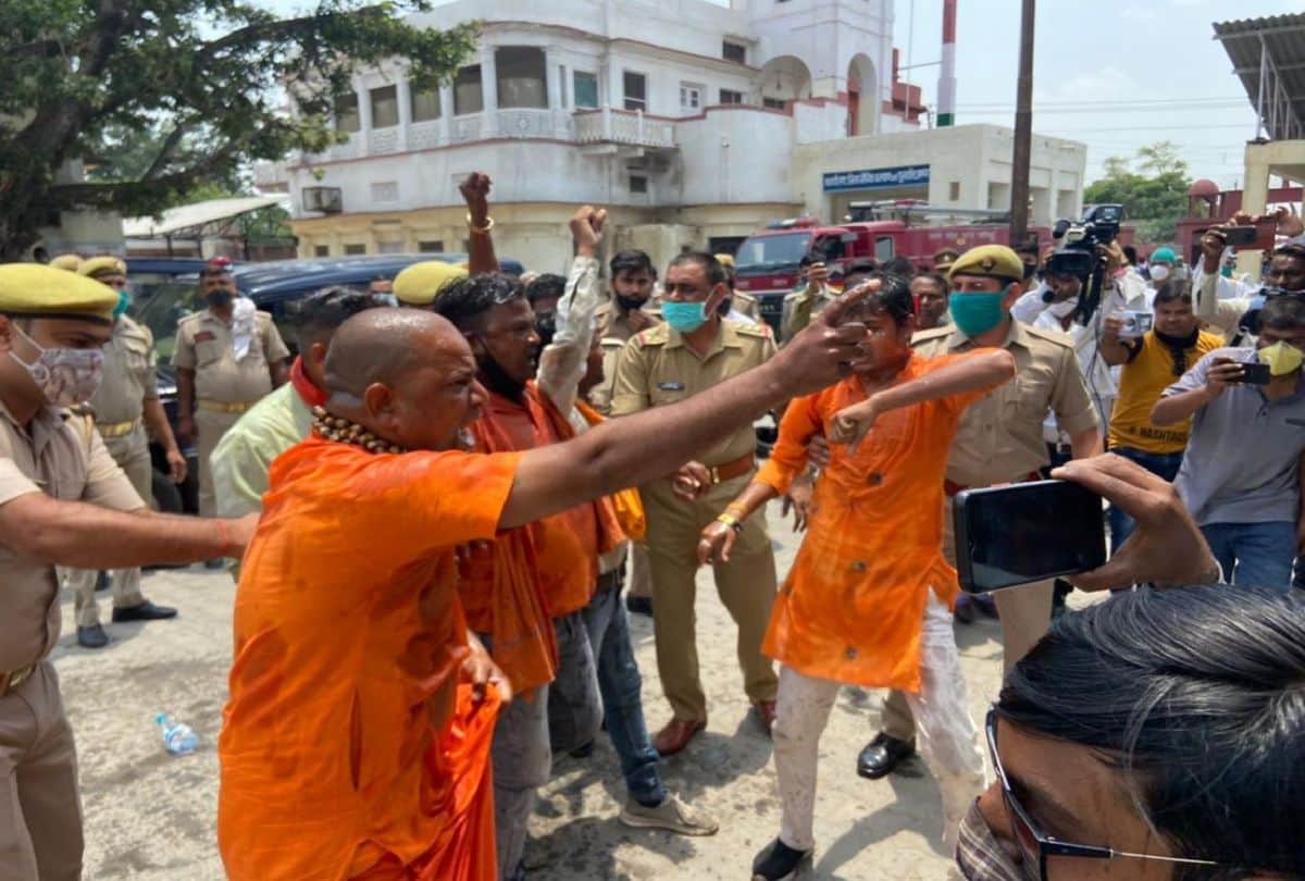 Hindu Mahasabha leaders tried to self-immolation at the Agra Collectorate