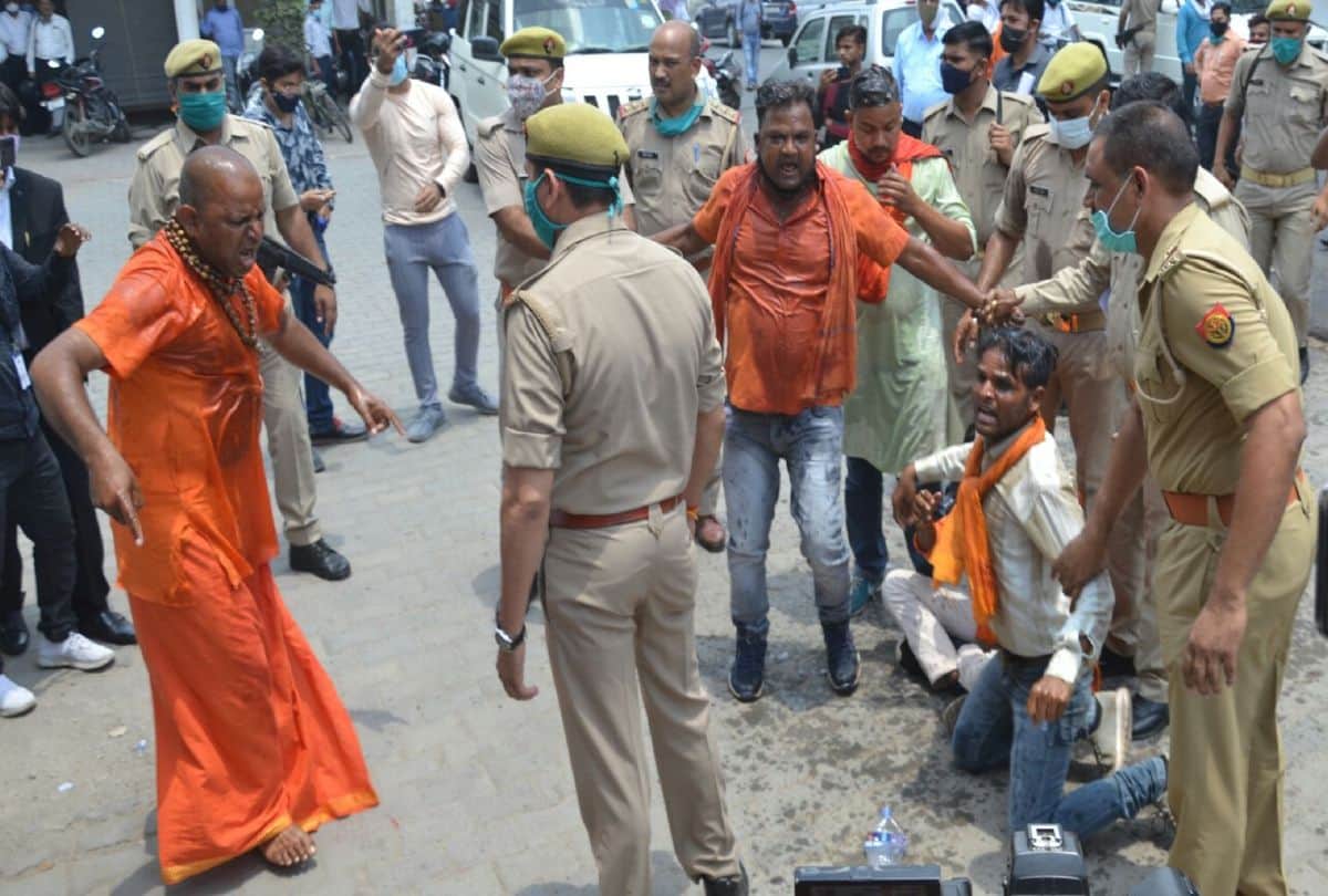 Hindu Mahasabha leaders tried to self-immolation at the Agra Collectorate