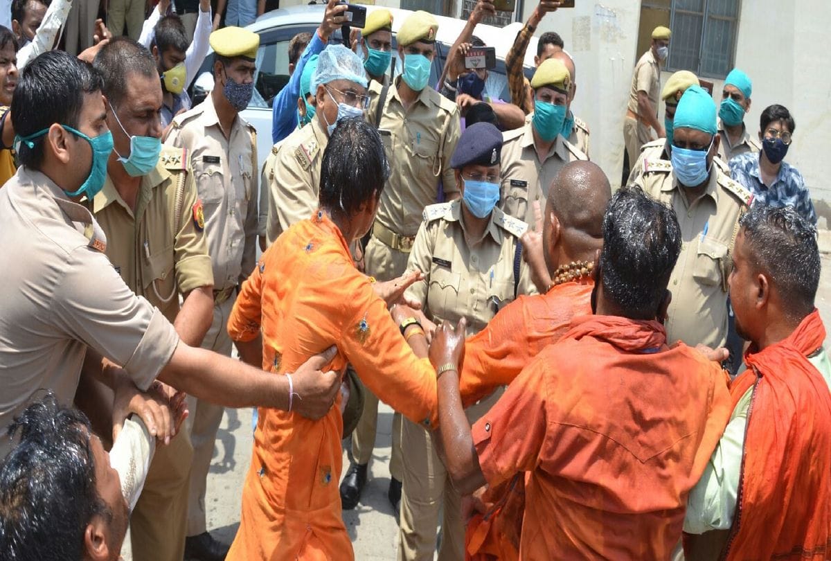 Hindu Mahasabha leaders tried to self-immolation at the Agra Collectorate