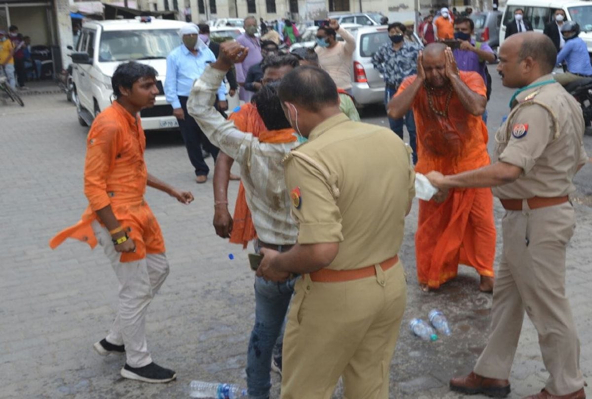 Hindu Mahasabha leaders tried to self-immolation at the Agra Collectorate