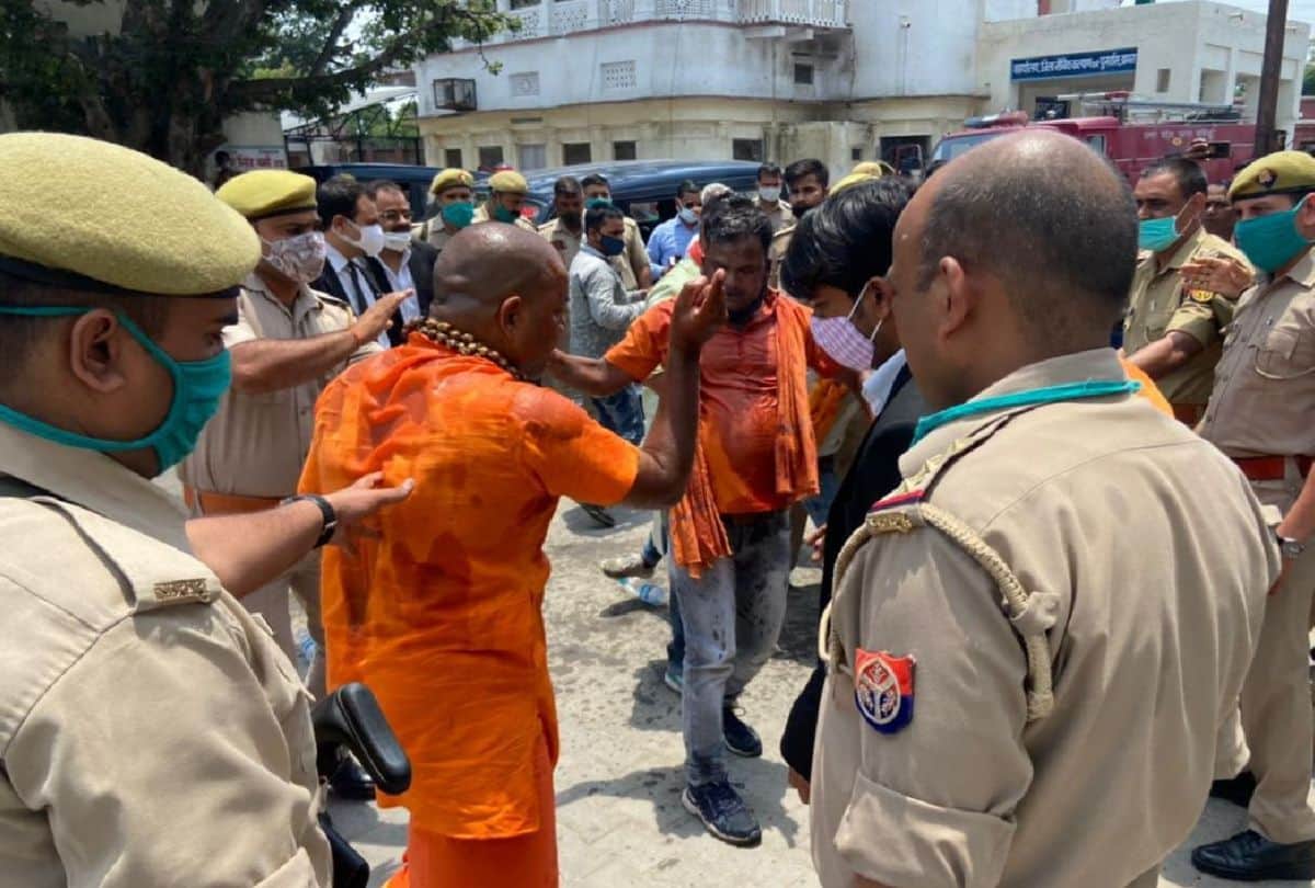 Hindu Mahasabha leaders tried to self-immolation at the Agra Collectorate