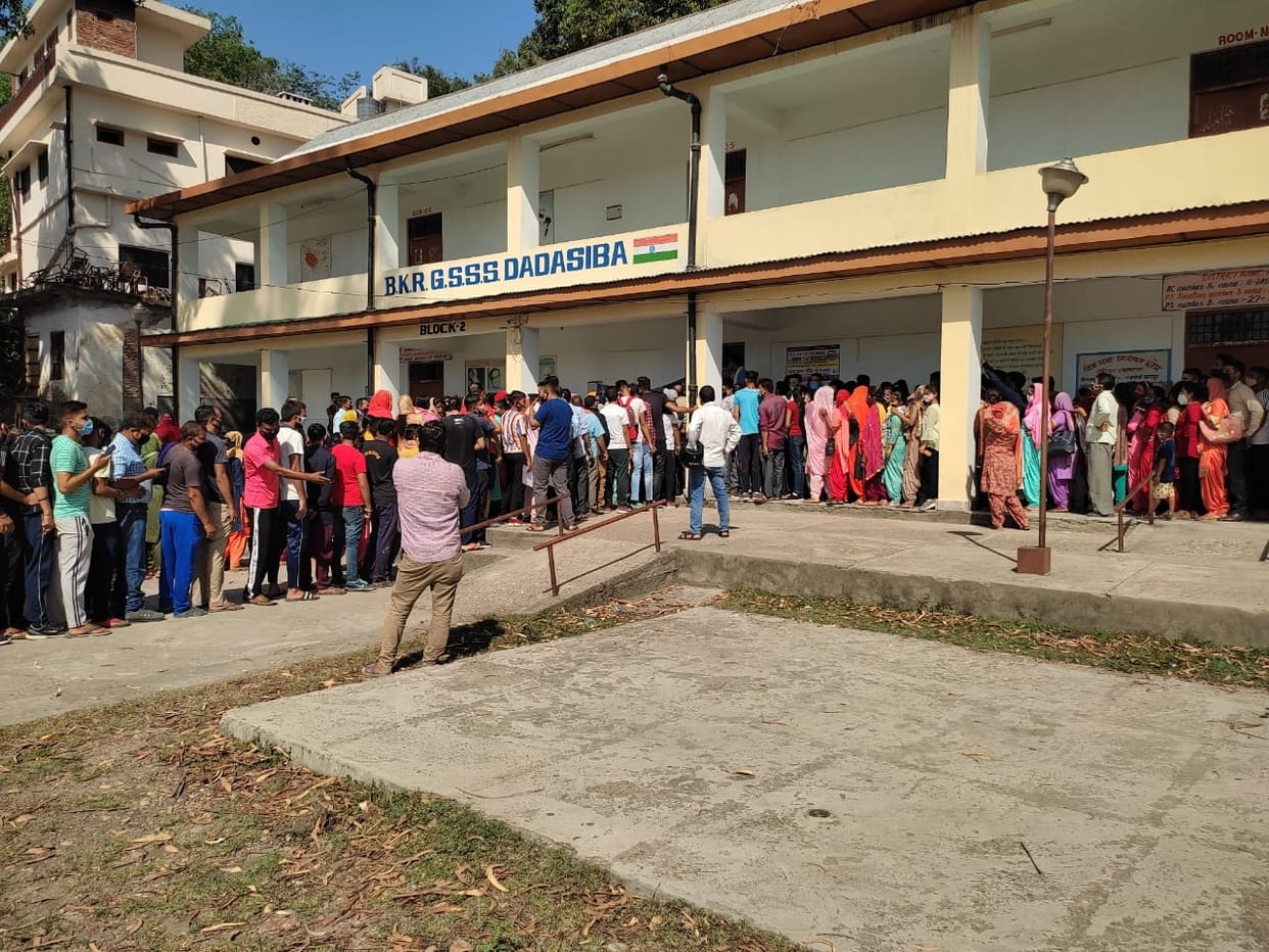 Huge crowd gathered to get the vaccine
