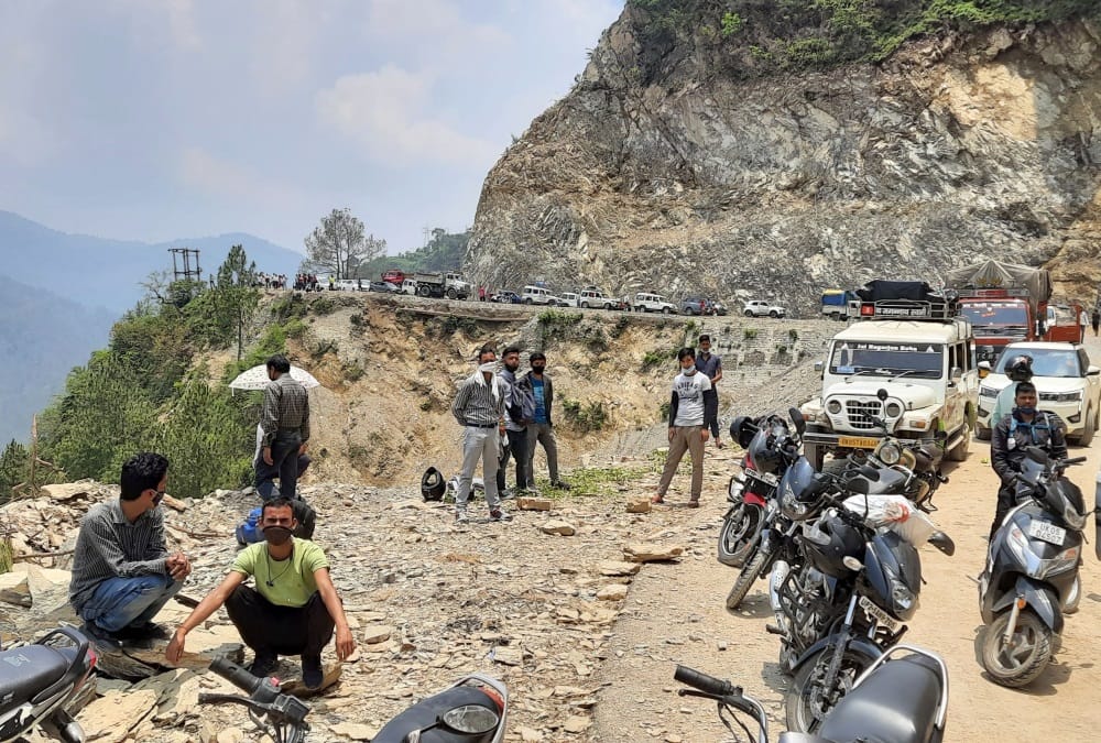 Uttarakhand Weather News: People Doing four hours Journey in 30 hours after Road Blocked Photos