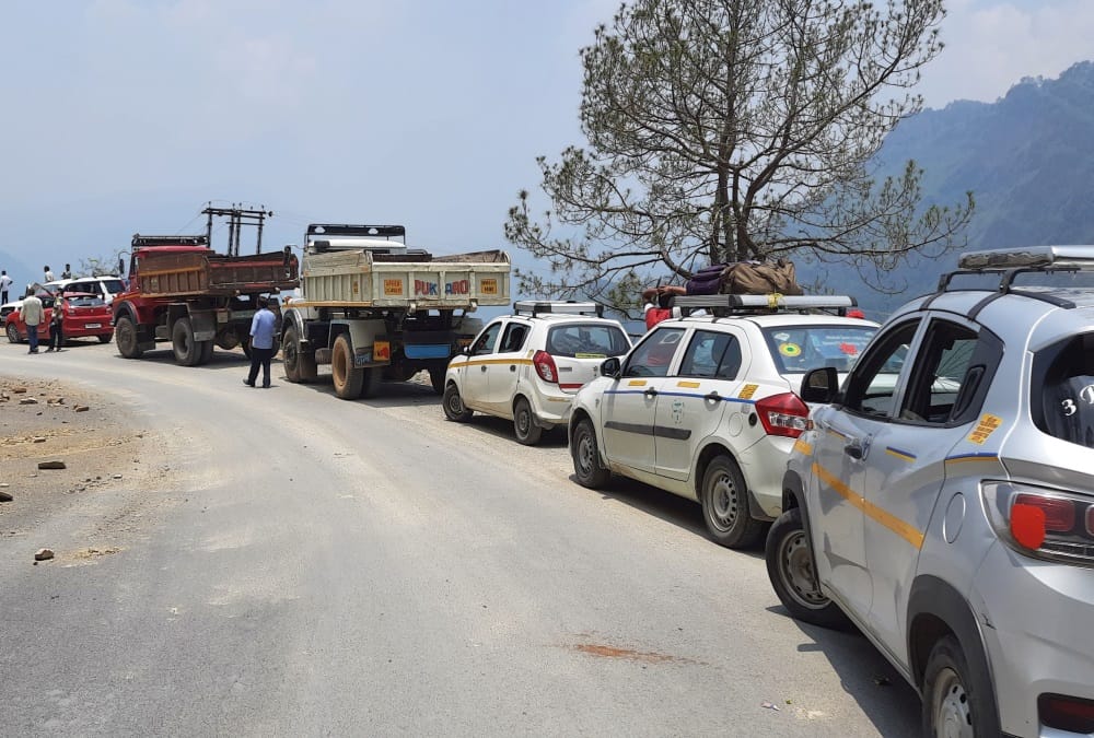 Uttarakhand Weather News: People Doing four hours Journey in 30 hours after Road Blocked Photos