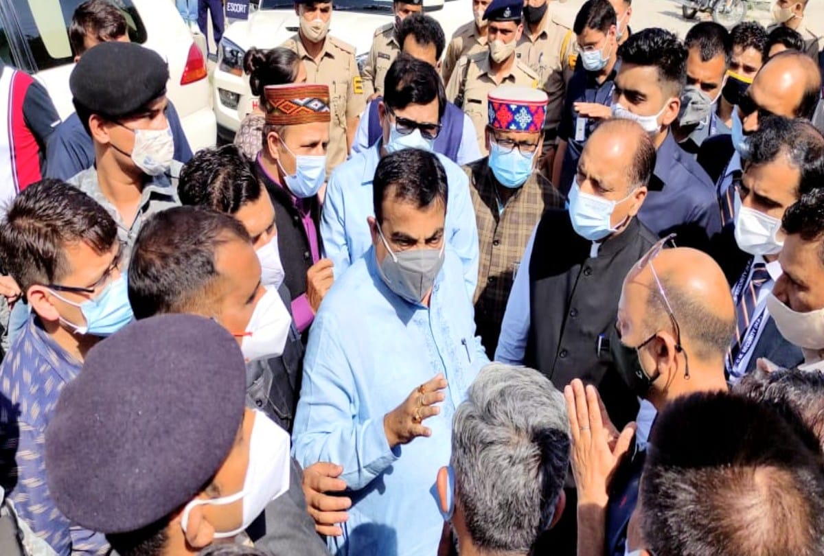 Four Lane affected people raised slogans in favour of union minister nitin gadkari in kullu