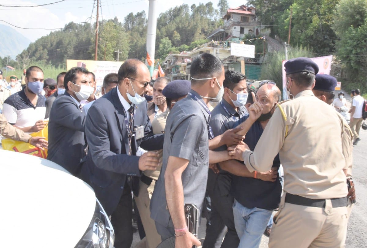 Police Officer Clashes Case: SP Kullu, CM Security ASP and PSO sent on compulsory leave till investigation is over