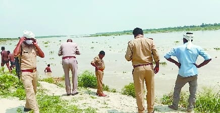 The dead body was thrown in Ramganga after killing the woman on the birth of a daughter