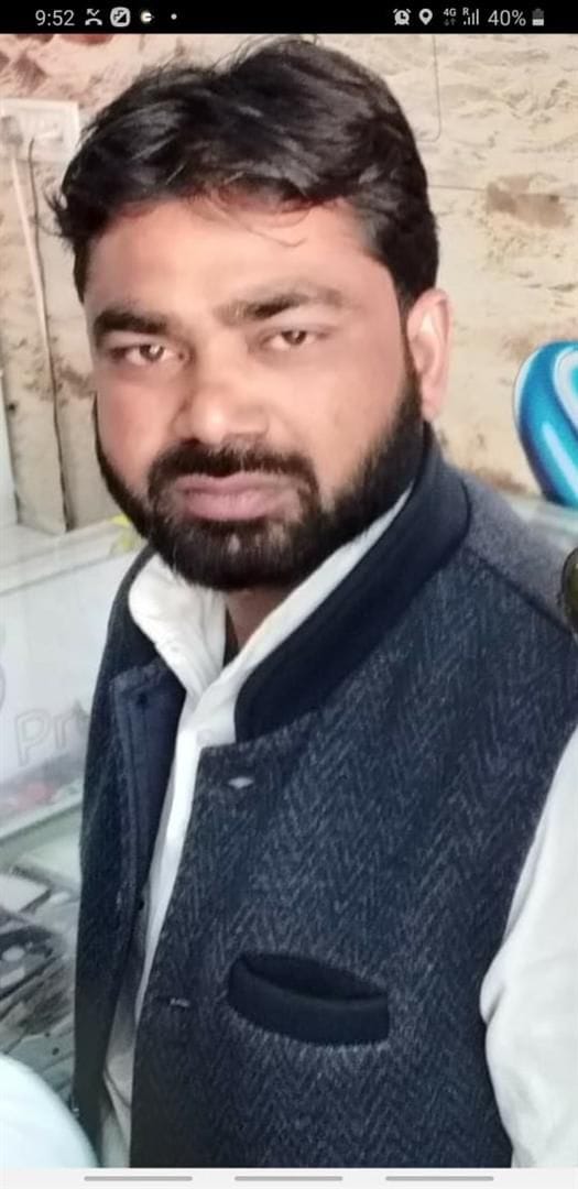 Hathras: Husband is with one camp and wife is in the clutches of another camp