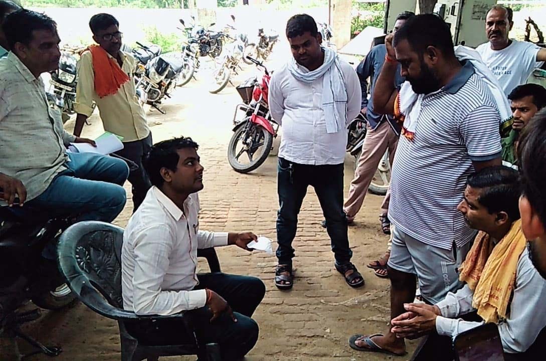 bijalee katautee se naaraaj logon ne kiya pradarshan