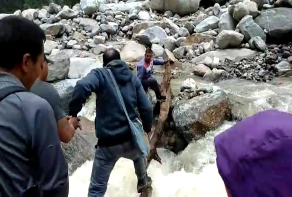 Uttarakhand Weather News: People Doing four hours Journey in 30 hours after Road Blocked Photos