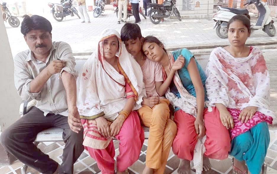 shauchaalay mein taala daalane par bhaee bhide, aath ghaayal