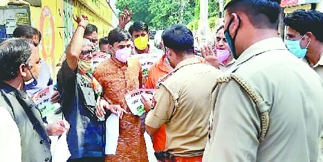 Congressmen going to protest were stopped by the police, quarrel