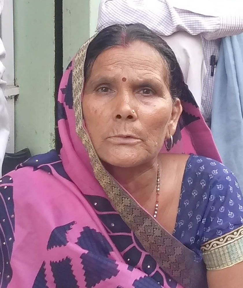 jevar va rupayon vaala jhola chheen le gae badamaash