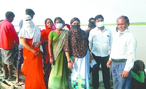 The Kovid team reached by crossing the Mohana river to vaccinate
