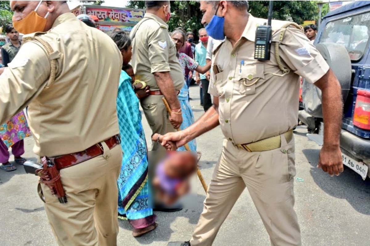 Truth behind viral picture of Meerut police holding child brutally, kids mother told the truth