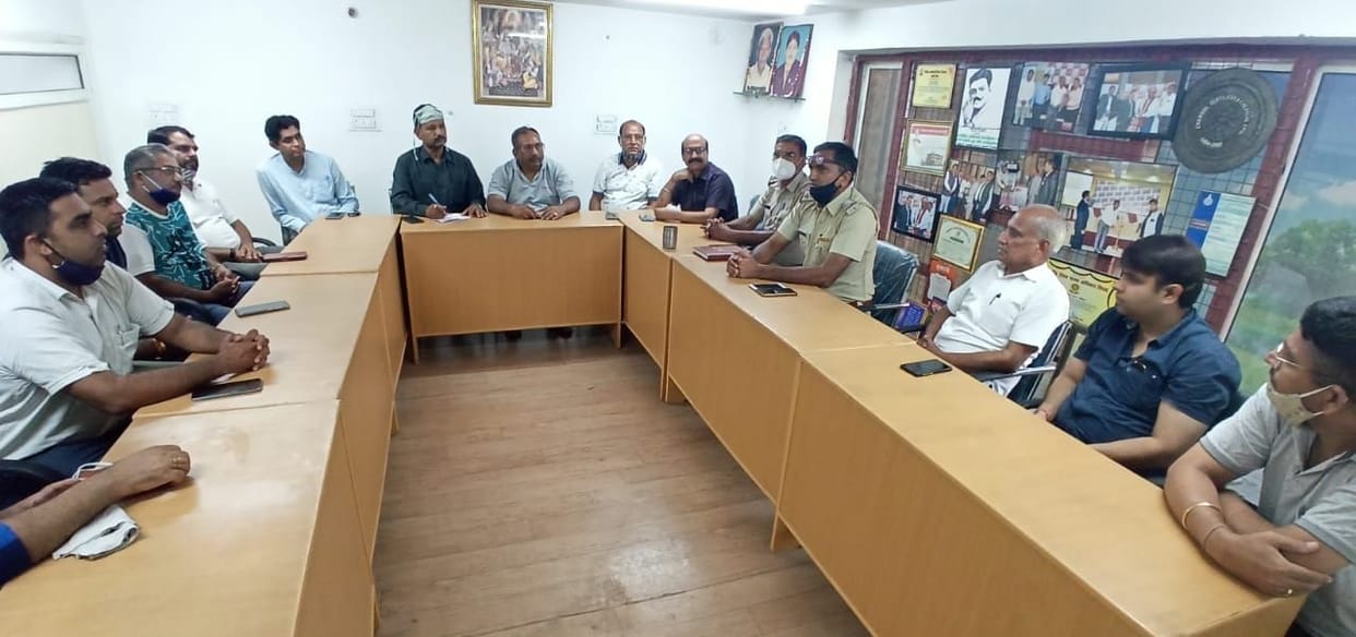 Police and businessmen gathered to get the city out of jam