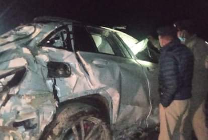 हादसे में कार के परखच्चे उड़ गए।