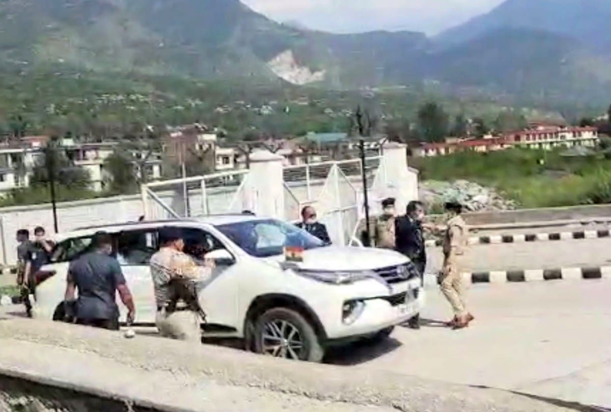 SP slaps security in-charge in front of CM Jairam thakur of himachal, got kick in response