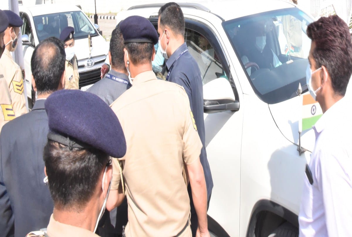 SP slaps security in-charge in front of CM Jairam thakur of himachal, got kick in response