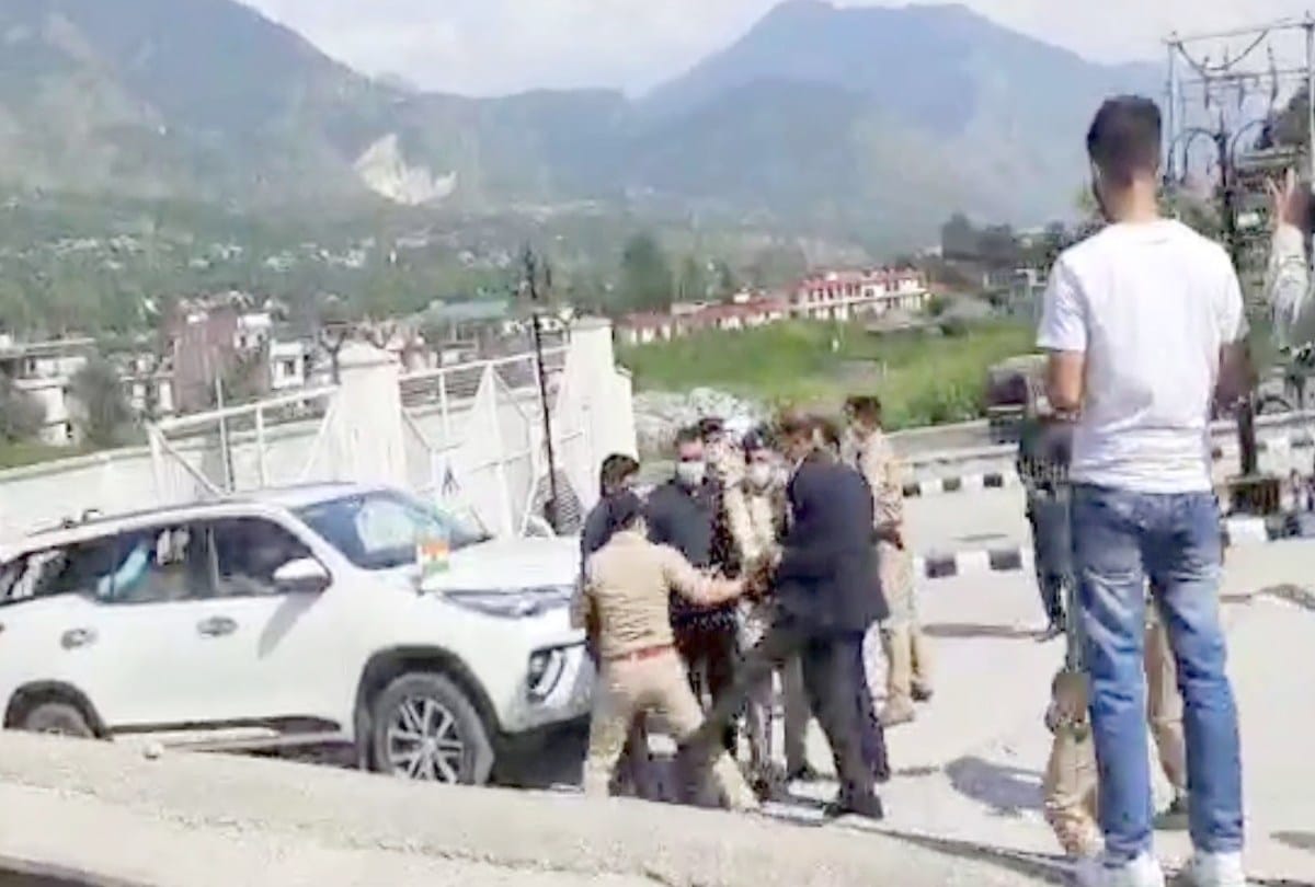 SP slaps security in-charge in front of CM Jairam thakur of himachal, got kick in response